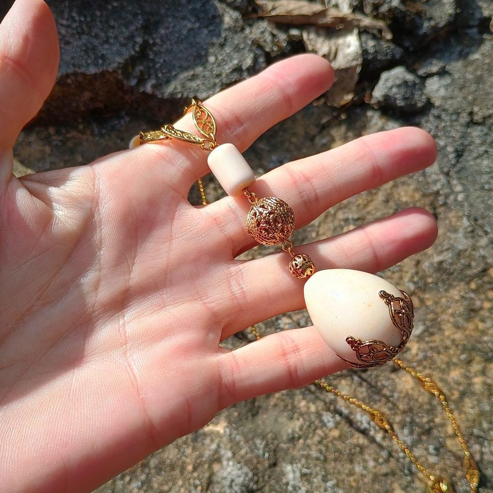 Vintage, 1970s gold tone & cream lucite pendant necklace by Avon, 1970s Avon - Picture 12 of 16